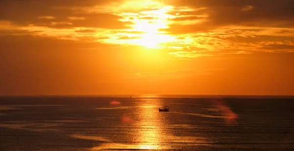 Морской закат с лодками — стоковое фото