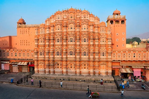 Famoso landmak histórico rosa Hawa Mahal Palácio dos Ventos com pessoas e transporte. Jaipur, Rajasthan, Índia — Fotografia de Stock