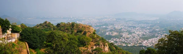 View of Udaipur and Lake Pichola from Monsoon Palace. Udaipur, Rajasthan, India — Stock Photo, Image