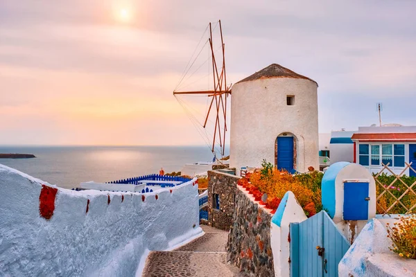 Старая греческая ветряная мельница на острове Санторини в городе Ия с лестницами на улице. Санторини, Греция — стоковое фото