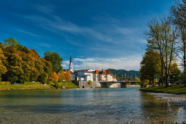 Bad Tolz - malerischer Kurort in Bayern, Deutschland im Herbst und Isar — Stockfoto