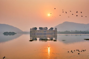 Jaipur 'da Jal Mahal Su Sarayı' nda sakin bir sabah. Rajasthan, Hindistan