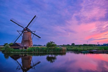 Hollanda 'daki Kinderdijk' te yel değirmenleri. Hollanda