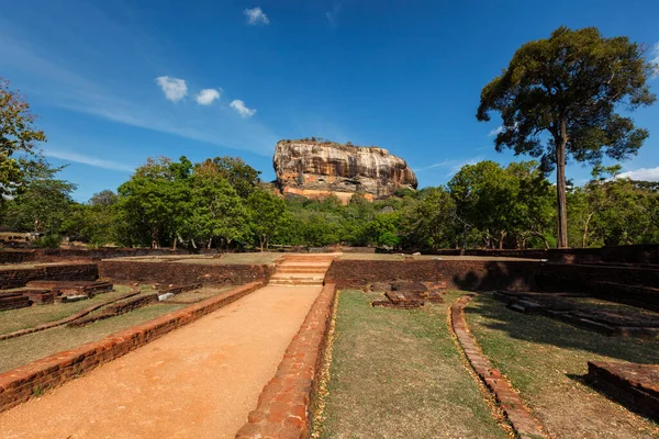 Słynny zabytek turystyczny - starożytna skała Sigiriya, Sri Lanka — Zdjęcie stockowe