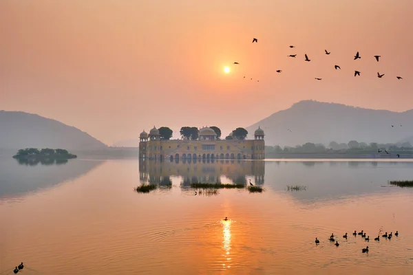 Ruhiger Morgen im Jal Mahal Wasserpalast bei Sonnenaufgang in Jaipur. Rajasthan, Indien — Stockfoto