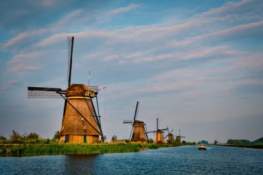 Hollanda 'daki Kinderdijk' te yel değirmenleri. Hollanda