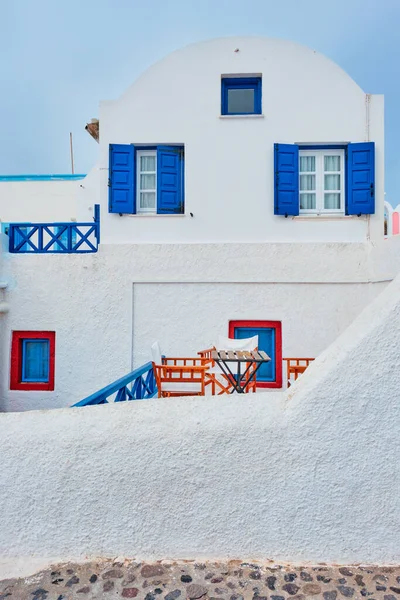 Casa branca grega com porta azul e janela cega aldeia de Oia na ilha de Santorini, na Grécia — Fotografia de Stock