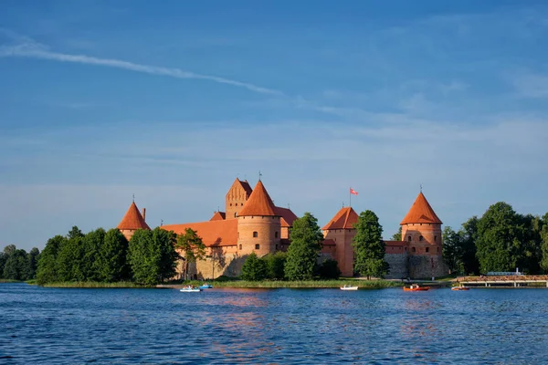 Schloss auf der Insel Trakai im See Galve, Litauen — Stockfoto