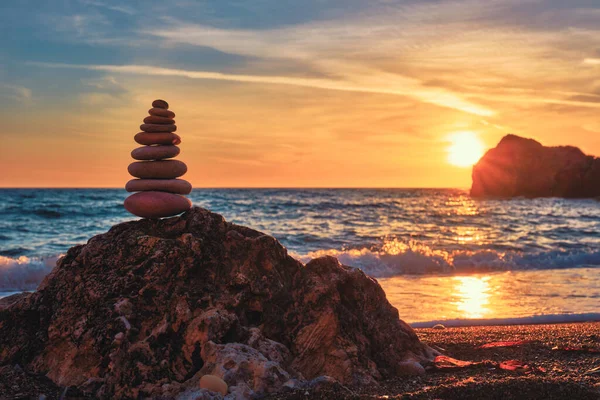 Concept of balance and harmony - stone stack on the beach — Stock Photo, Image