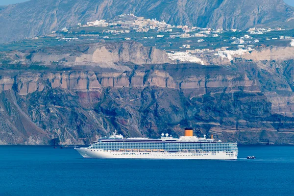 Navio de cruzeiro no mar Egeu perto da ilha de Santorini. Oia Fira village Santorini, Grécia — Fotografia de Stock
