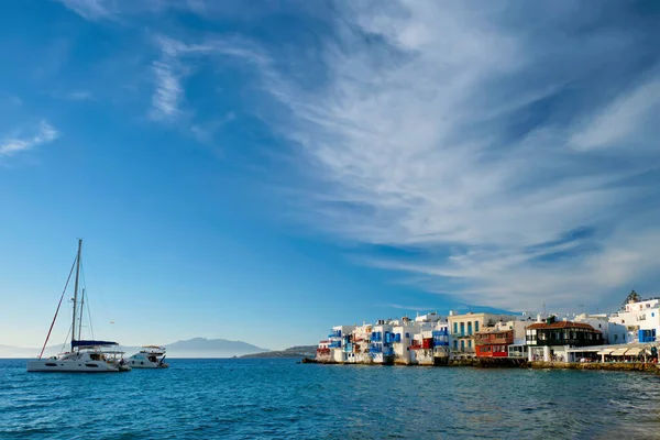 希腊米科诺斯的日落，港口有游轮和游艇 — 图库照片