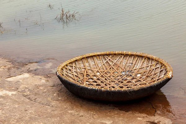 Wickerwork Coracle boot in Hampi, Karnataka, India — Stockfoto