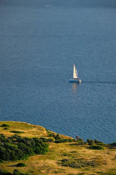 Яхта в Эгейском море возле острова Милош. Остров Милос, Греция — стоковое фото