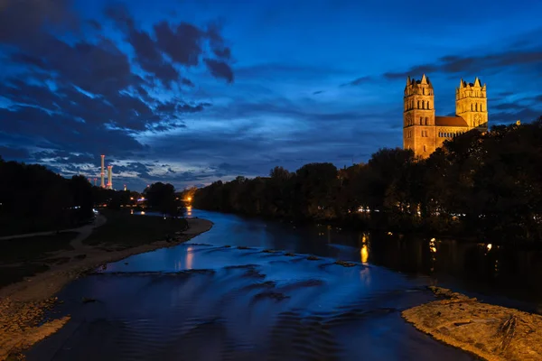 Rzeka Isar, park i kościół św. Maksymiliana z mostu Reichenbach. Munchen, Bawaria, Niemcy. — Zdjęcie stockowe