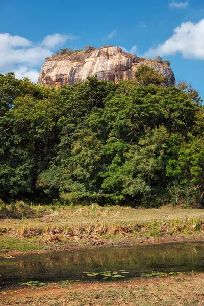 Famoso punto di riferimento turistico - antica roccia di Sigiriya, Sri Lanka — Foto Stock