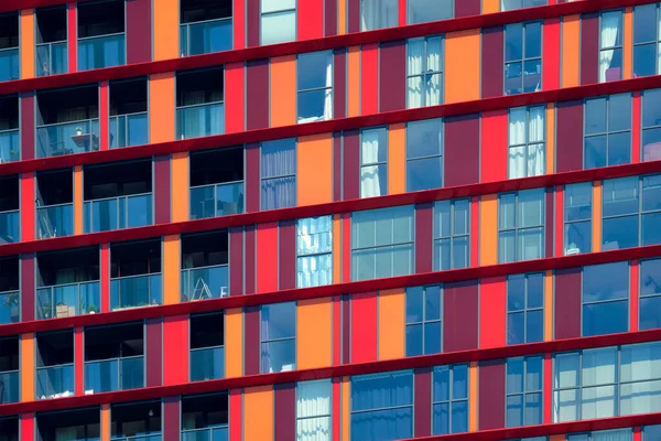 Moderne Wohnhausfassade mit Fenstern und Balkonen. Rotterdam — Stockfoto