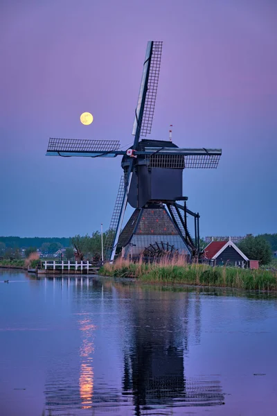 Windmolens bij Kinderdijk in Nederland. Nederland — Stockfoto