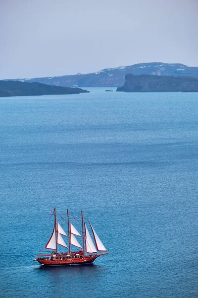 Navio de escuna barco no mar Egeu perto da ilha de Santorini com turistas que vão para o pôr do sol miradouro — Fotografia de Stock