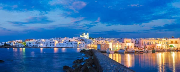 Panorama van het pittoreske Naousa stadje op het eiland Paros, Griekenland in de nacht — Stockfoto