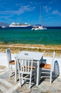 Katamaran yatı ve yolcu gemisi Ege denizi. Chora, Mykonos Adası, Yunanistan