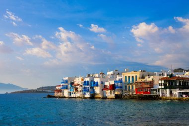 Yunanistan 'ın Mykonos kentinde günbatımı, limanda yolcu gemisi ve yatlarla