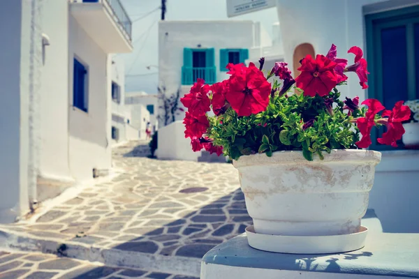 Rua pitoresca da cidade de Naousa na ilha de Paros, Grécia — Fotografia de Stock