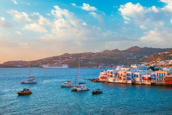Pôr do sol em Mykonos, Grécia, com navio de cruzeiro e iates no porto — Fotografia de Stock