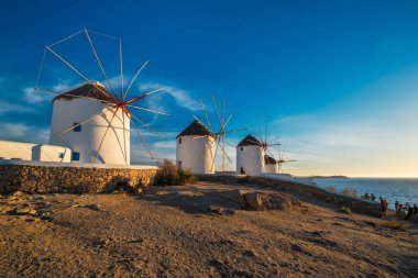 Gündoğumunda Mikonos adasında geleneksel Yunan yel değirmenleri, Kiklad, Yunanistan