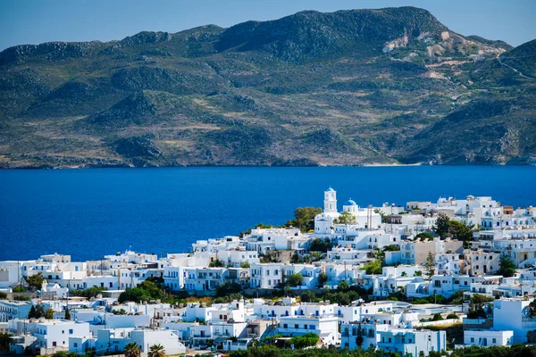 Veduta del villaggio di Plaka con la tradizionale chiesa greca. Isola di Milos, Grecia — Foto Stock