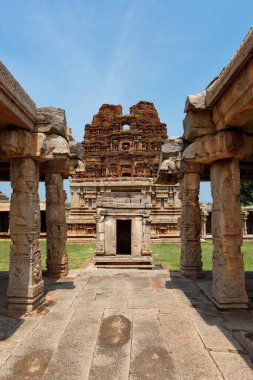 Mandapa, Hampi 'deki Achyutaraya Tapınağı' ndaki açık salon ve gopura kulesini sütunladı.