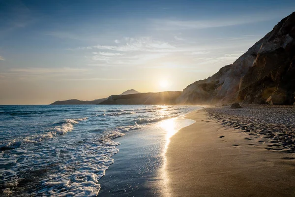 Playa de Fyriplaka al atardecer, Isla de Milos, Cícladas, Grecia — Foto de Stock