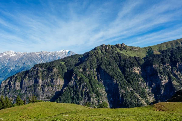 Våren i Kullu dalen i Himalaya bergen. Himachal Pradesh, Indien — Stockfoto