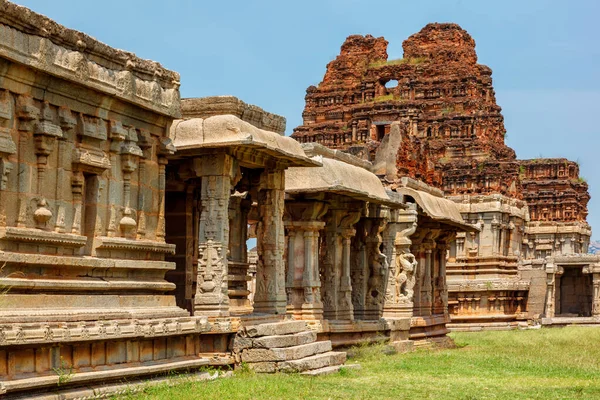 Mandapa pillared outdoor hall or pavilion in Achyutaraya Temple in Hampi — Stock Photo, Image