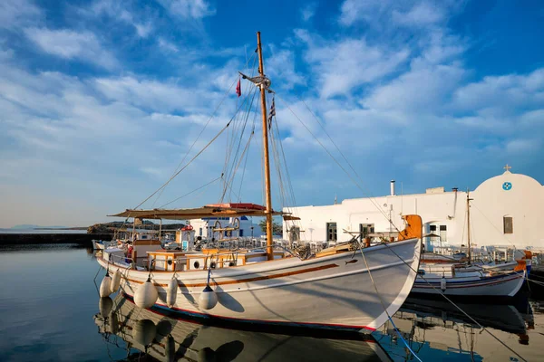 Naousa港的渔船。希腊帕洛斯卢斯 — 图库照片