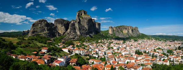 View of Kalampaka village in famous greek tourist destination Meteora in Greece — Stock Photo, Image