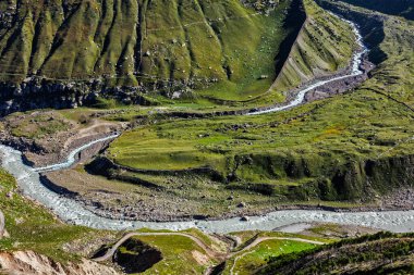 Himalayalar 'da Chandra nehri olan Lahaul Vadisi. Himachal Pradesh, Hindistan