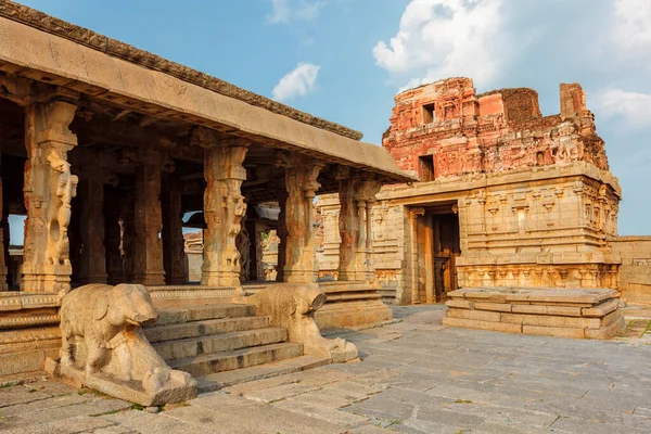 Krishna Tapınağı ve Gopura Kulesi. Hampi, Karnataka, Hindistan — Stok fotoğraf