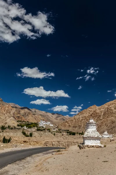 Likir manastırı yakınlarında beyazlatılmış korolar — Stok fotoğraf