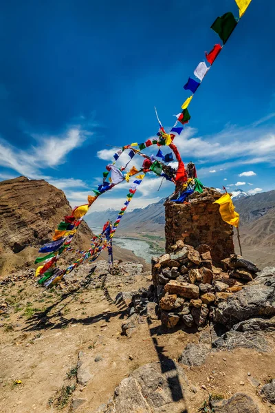 Bandiere buddiste di preghiera lungta nella valle di Spiti, India — Foto Stock