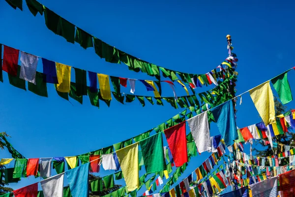Buddhistiska böneflaggor lunga i McLeod Ganj, Himachal Pradesh, Indien — Stockfoto