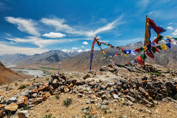 Budist duası Hindistan 'ın Spiti Vadisi' nde akciğerlere bayraklar takıyor. — Stok fotoğraf