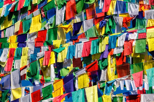 Bandeiras de oração budistas lunga em McLeod Ganj, Himachal Pradesh, Índia — Fotografia de Stock