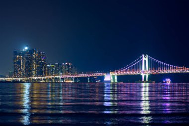 Gwangan Köprüsü ve gece gökdelenleri. Busan, Güney Kore