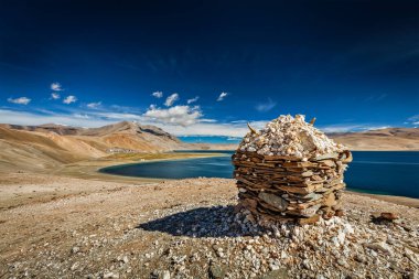 Himalaya Gölü 'ndeki taş cairn. Tso Moriri.,