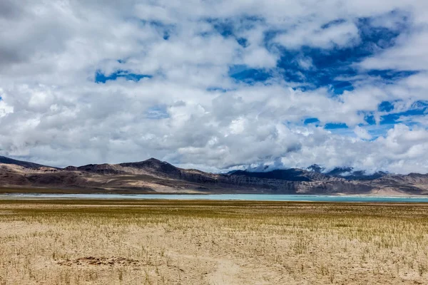 Tso Kar - fluctuating salt lake in Himalayas — Stock Photo, Image