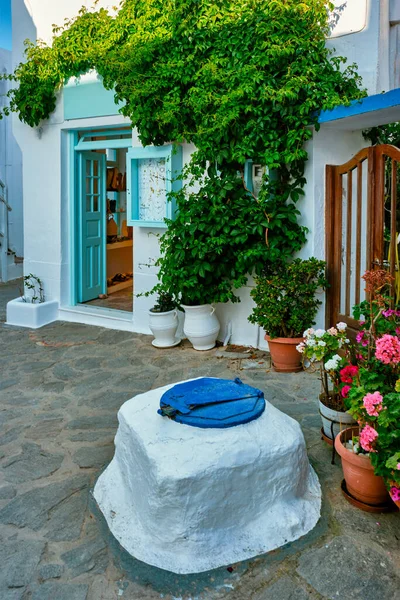 Pueblo griego vista típica con casas encaladas y escaleras. Ciudad de Plaka, isla de Milos, Grecia — Foto de Stock