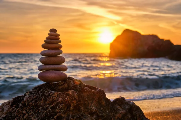 バランスと調和の概念-ビーチの石のスタック — ストック写真