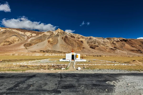 Hindistan, Ladakh 'a giden Manali-Leh yolunda, Sarchu' daki küçük Hindu tapınağı. — Stok fotoğraf