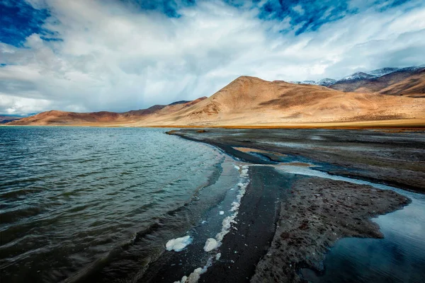 Tso Kar - lago salgado flutuante no Himalaia — Fotografia de Stock