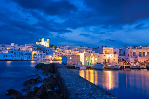 Festői Naousa város Paros szigeten, Görögország éjszaka — Stock Fotó